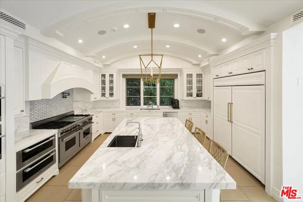 813 N Alpine Drive, Beverly Hills, California 90210 home-pic-11