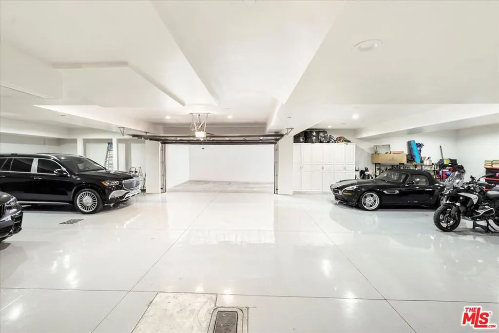 813 N Alpine Drive, Beverly Hills, California 90210 home-pic-25