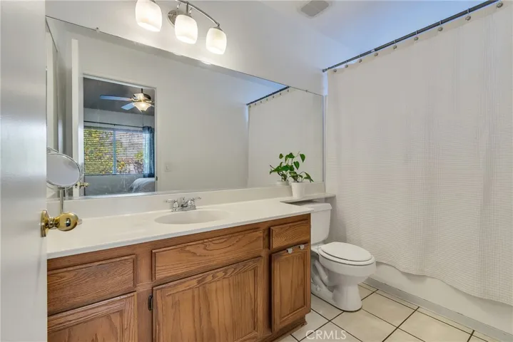 Hallway bathroom with full shower & tub