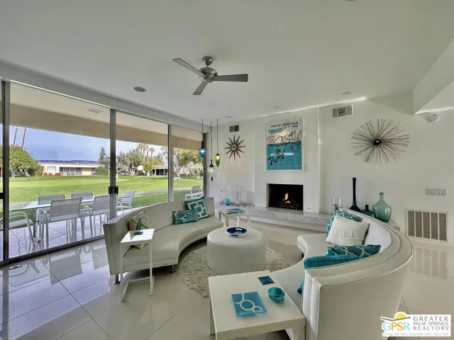 Great Room w/ Fireplace