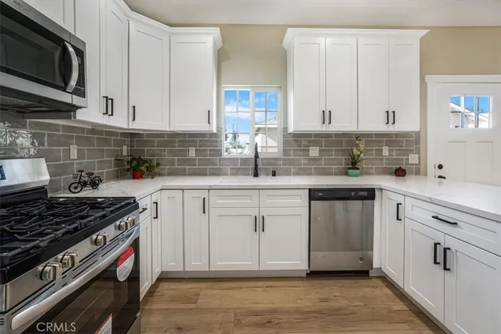 REAR HOME U-SHAPED KITCHEN