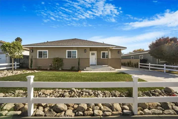 FRONT HOME WIWTH CORRAL FENCING