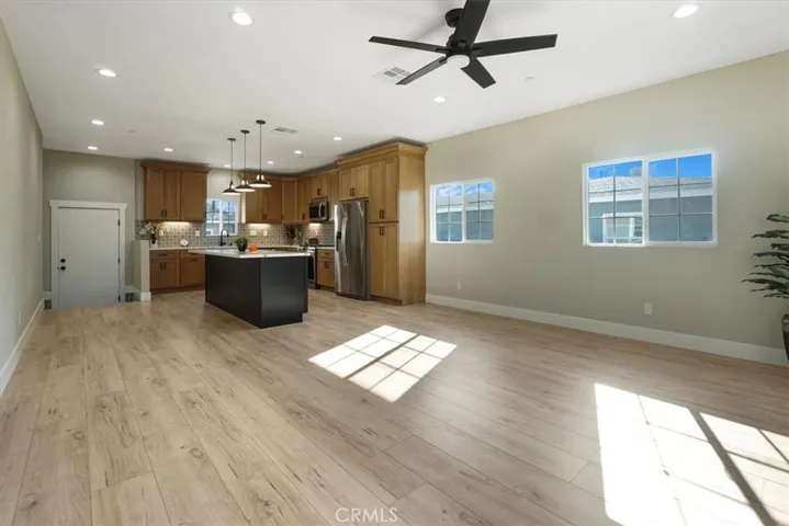EXPANSIVE FAMILY 
 ROOM & KITCHEN