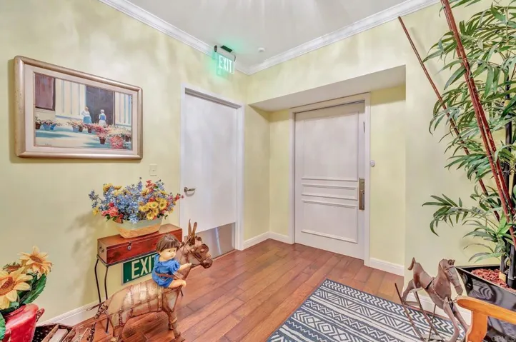 PRIVATE LOBBY IN UNIT