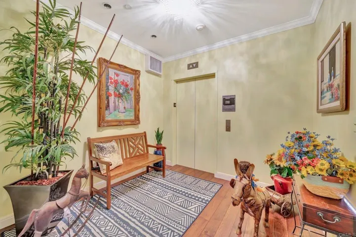 PRIVATE LOBBY IN UNIT