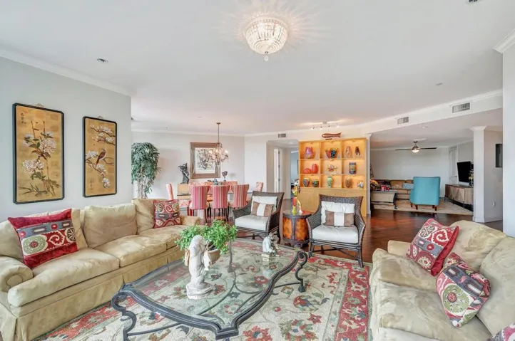 MAIN LIVING ROOM