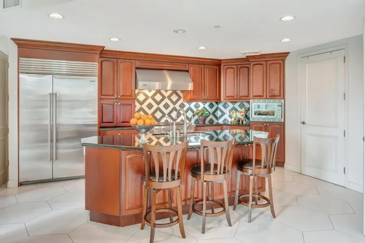KITCHEN ISLAND