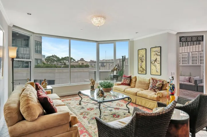 MAIN LIVING ROOM