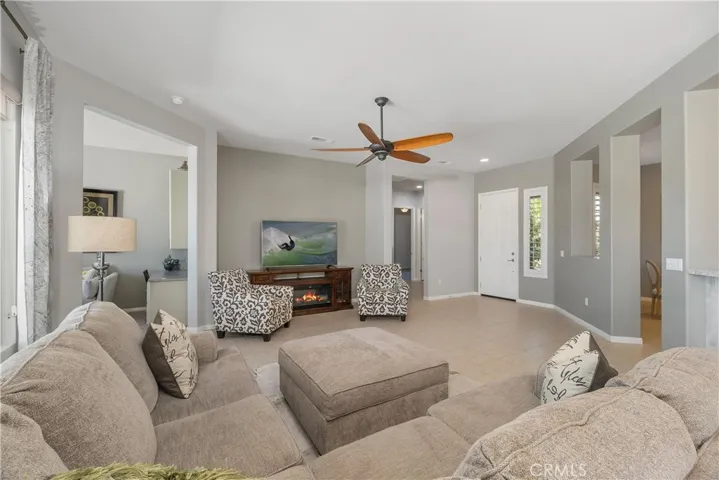 Spacious area for entertaining.