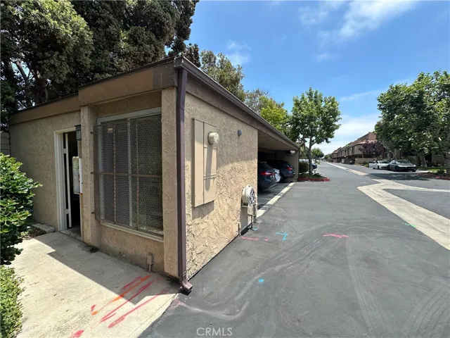 Nearby laundry room!
