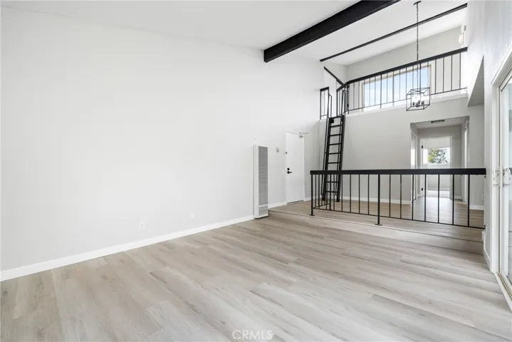 Open and spacious floor plan with high ceilings and great natural light!

