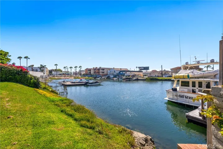 Live the ultimate coastal lifestyle with kayaking and paddleboarding just minutes away.
