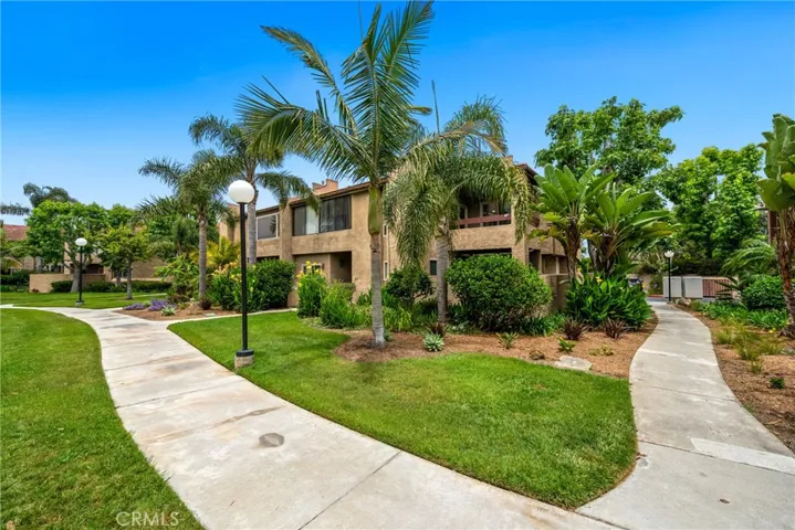 FULLY REMODELED CONDO CLOSE TO FINE DINING, ENTERTAINMENT & SHOPS!
