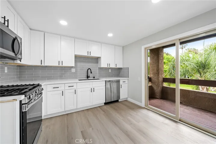 Enjoy the well-appointed kitchen, with plenty of white shaker style cabinets, quartz countertops!
