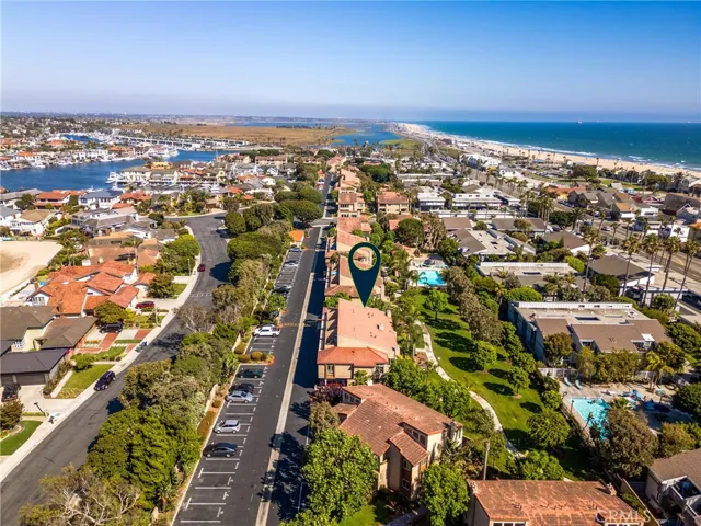 Just steps away to secluded and beautiful white sand beaches or paddleboarding in the Harbour..this is a hidden gem!
