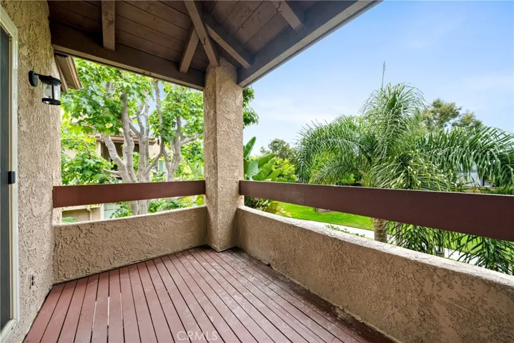 This is a great space for morning coffee, entertaining or intimate gatherings!
