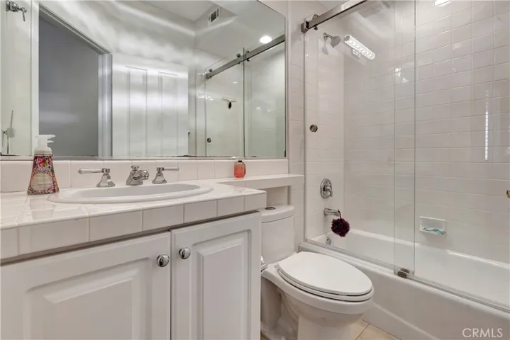 Secondary bedroom's en suite bath