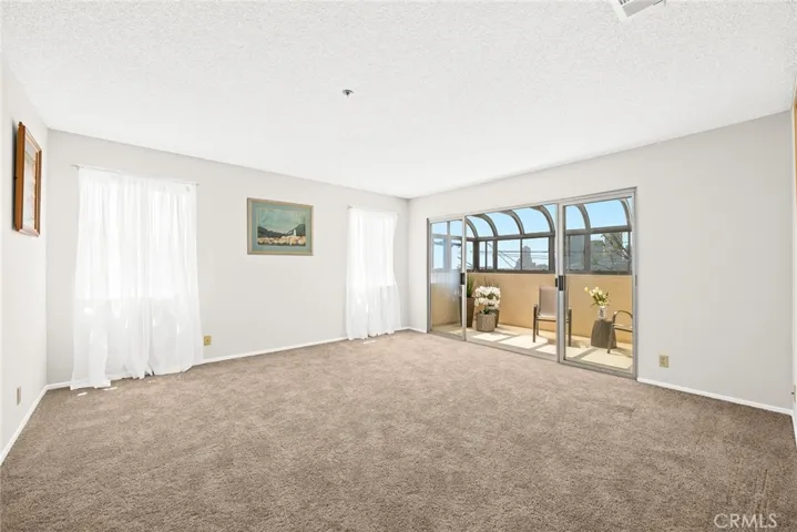 Master BR w/balcony, city View & walkin closet