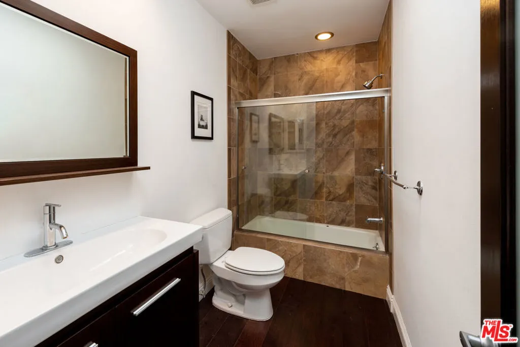 933 17th Street 9, Santa Monica, California 90403 home-pic-17