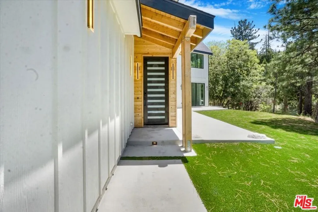 1021 Teakwood Drive, Lake Arrowhead, California 92352 home-pic-2
