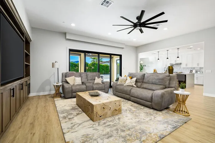 13-web-or-mls-TH_Palazio_OPMG_1224_013