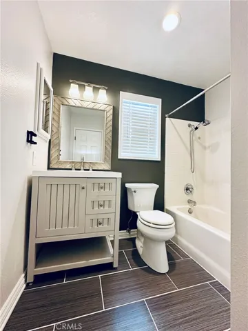 UPSTAIRS BATHROOM