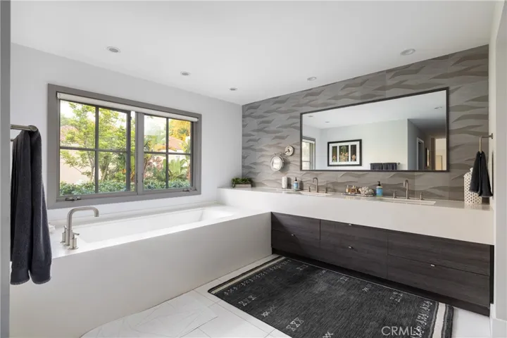 10 Weybridge Court, Newport Beach, California 92660
