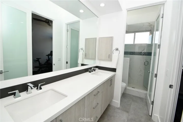 Jack & Jill bath shares w/bdrm 3 & 4