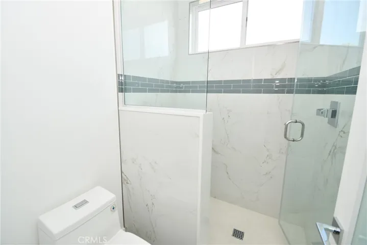 Jack & Jill bath
shares w/bdrm 3 & 4