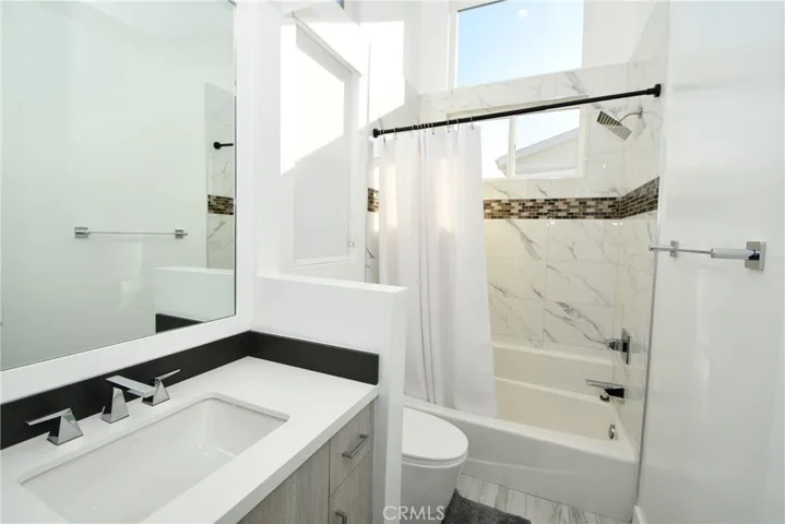 Ensuite bath w/2nd bdrm