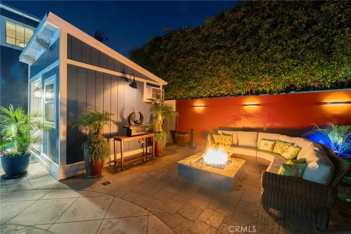 Built-in gas firepit.