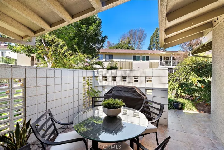 PRIVATE FRONT PATIO