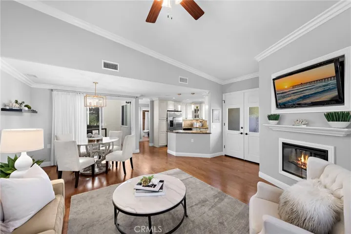 LIVING/DINING