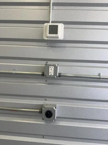Thermostat and 220V OutlTermasate et