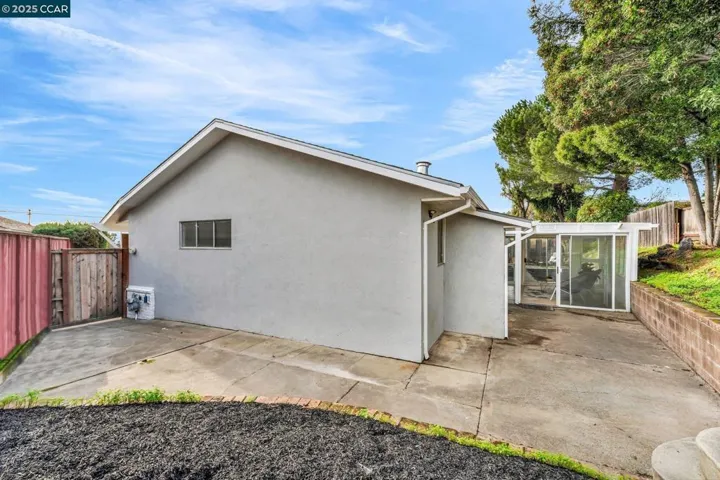 210 Sequoyah View Dr, Oakland, California 94605
