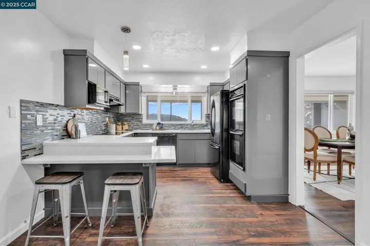 210 Sequoyah View Dr, Oakland, California 94605