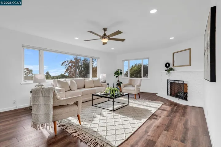 210 Sequoyah View Dr, Oakland, California 94605