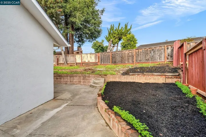 210 Sequoyah View Dr, Oakland, California 94605