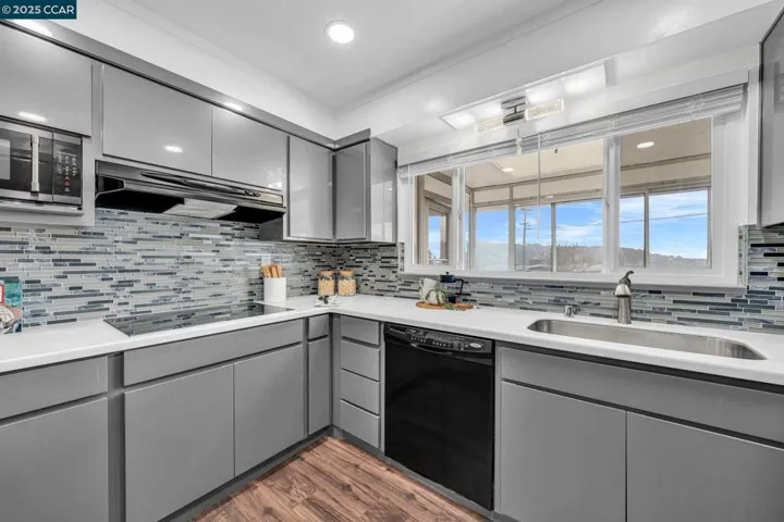 210 Sequoyah View Dr, Oakland, California 94605