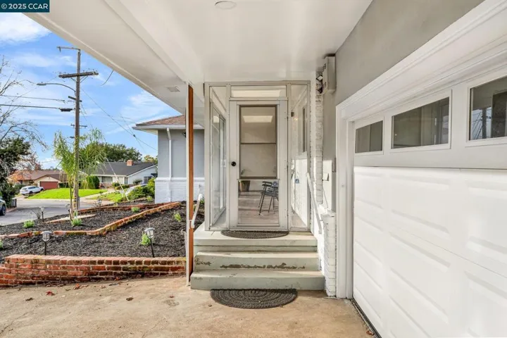 210 Sequoyah View Dr, Oakland, California 94605