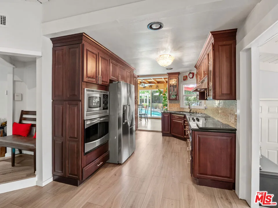 21217 Golondrina Street, Woodland Hills, California 91364 home-pic-6
