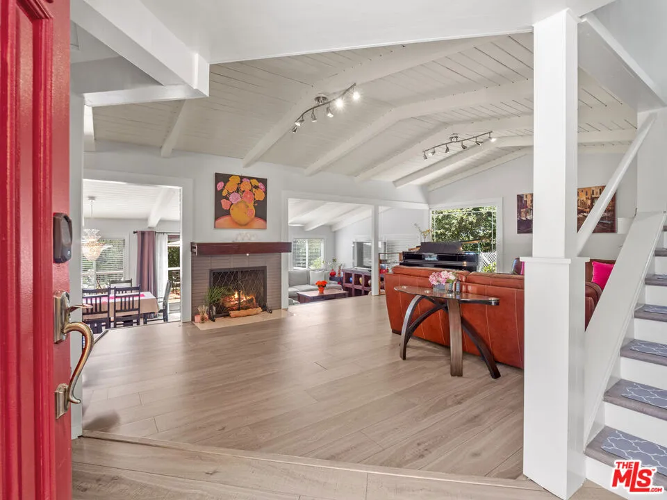 21217 Golondrina Street, Woodland Hills, California 91364 home-pic-2