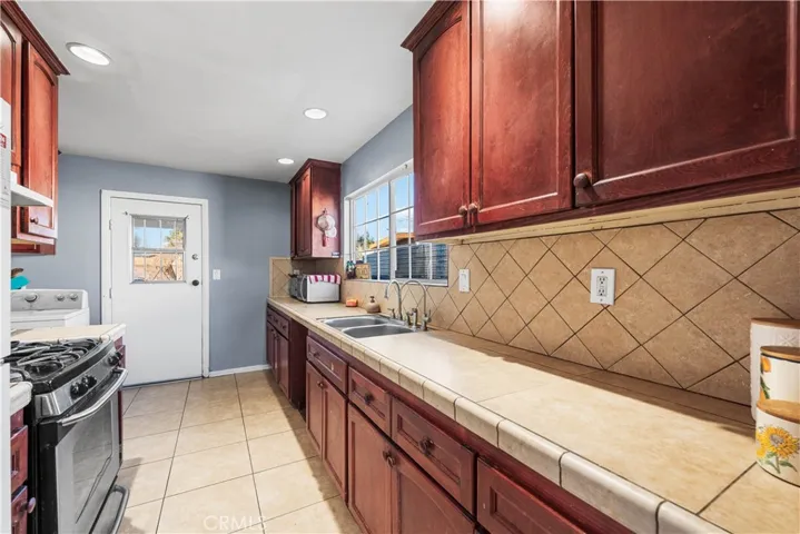 2025 E Avenue Q6, Palmdale, California 93550