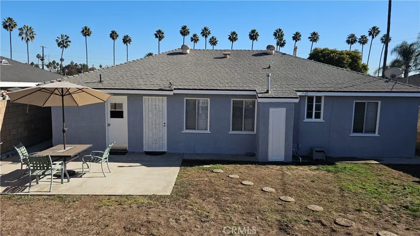 Huge Backyard ready for Pets, Play & BBQ's on Summer Days