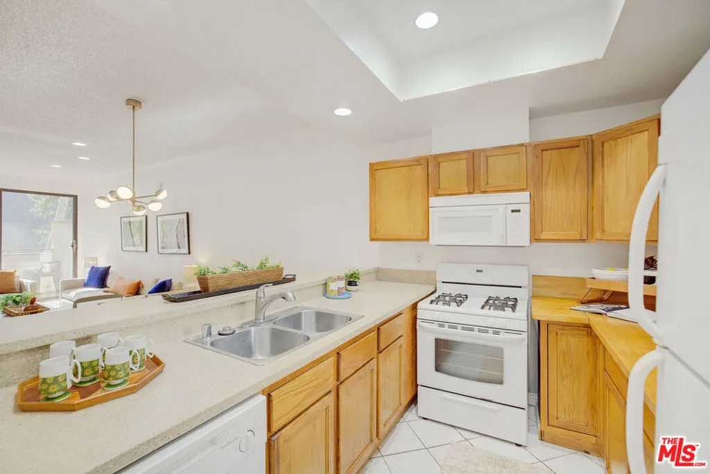 3480 Barham Boulevard 223, Los Angeles, California 90068 home-pic-11