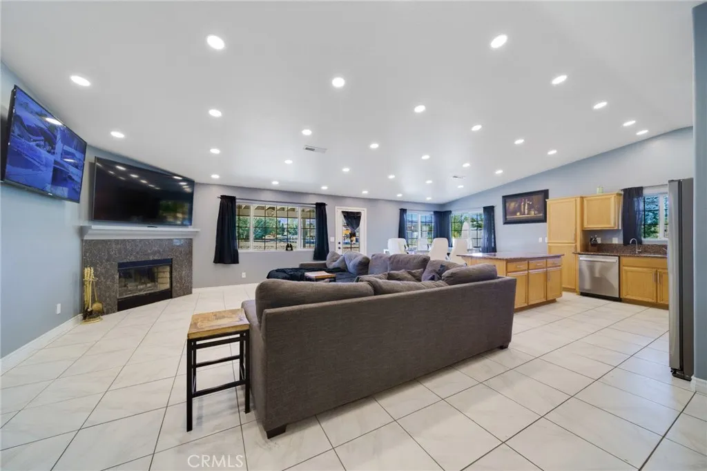 13330 E Avenue W, Pearblossom, California 93553 home-pic-3