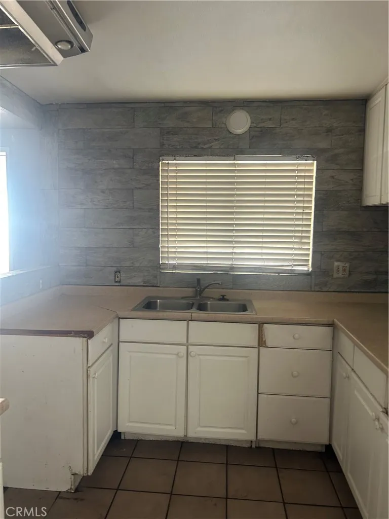 917 E Virginia Way, Barstow, California 92311 home-pic-4