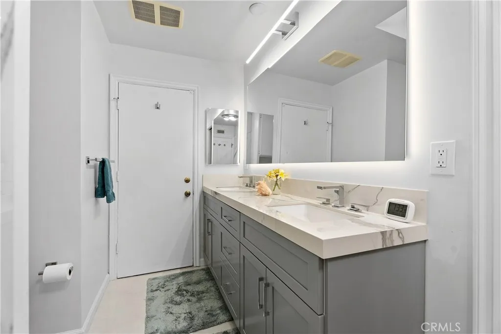 Newly remodeled hall bath