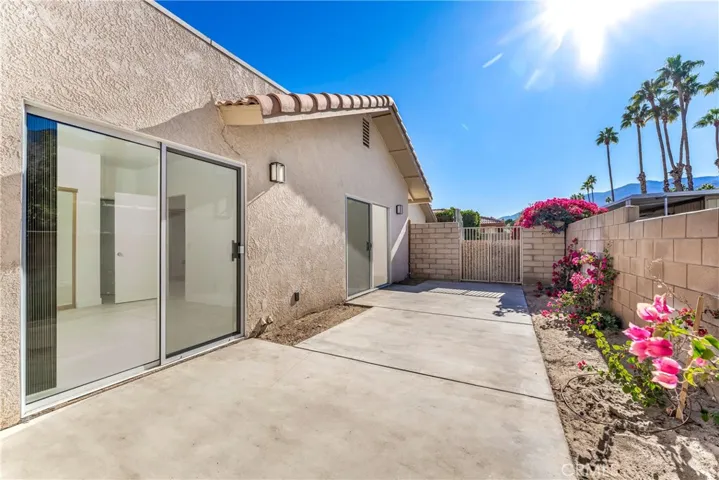 Private and quiet patio with mountain views, see the sunset over the mountains and the light at the top of the tram.