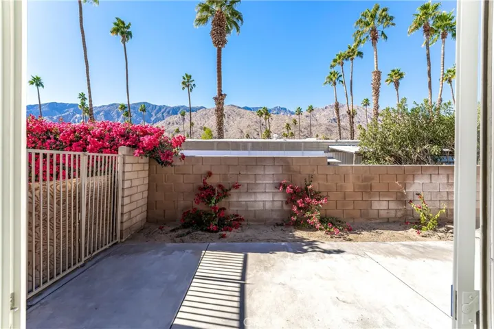 Private and quiet patio with mountain views, see the sunset over the mountains and the light at the top of the tram.